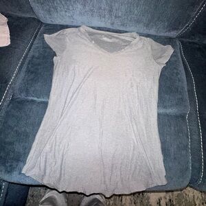 No Boundaries Light Gray V-Neck Short Sleeve Tee